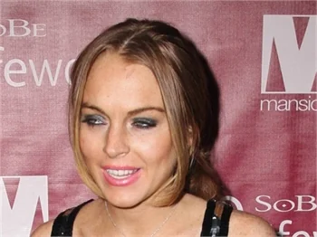 Lindsay Lohan alkolden kurtulamıyor!
