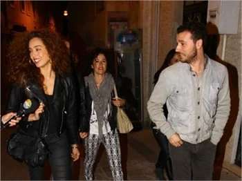 Azra Akın aşk sarhoşu!