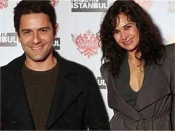 Bir dargın bir barışık aşıklar el ele!