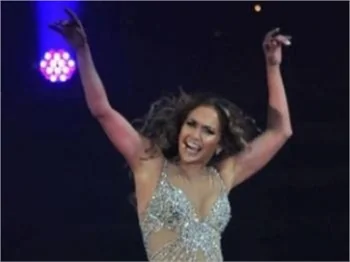Mert Alaş'dan Jennifer Lopez'e öpücük!