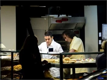 Rüzgar Erkoçlar simit de satıyor paspas da atıyor!