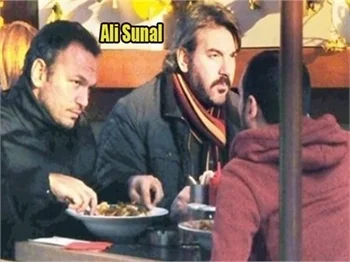 Ali Sunal gazetecilere çatal fırlattı!