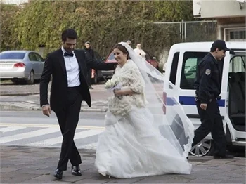 Azra ve Can nikah masasında
