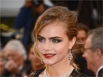 Cara Delevingne'den çekici kareler!