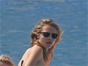 Cara Delevingne plajda..