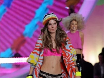 İşte Victoria's Secret'ın merakla beklenen yılbaşı defilesi!