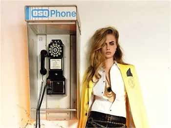 Seksi model Cara Delevingne telefonun başında..