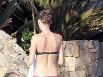 Behati Prinsloo sahilde şov yaptı!