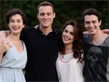 "Güneşi Beklerken" dizisinden aşk çıktı!