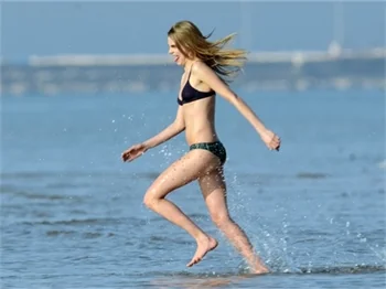 Cara Delevingne flaşlara aldırmadı!