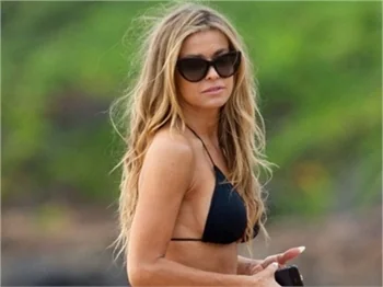 Carmen Electra sıcak kumsallarda!
