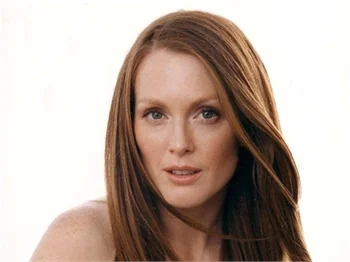 Julianne Moore, tanıtım filmi için stüdyoya girdi.