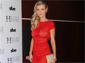 Joanna Krupa kırmızı elbisesi ile büyüledi..