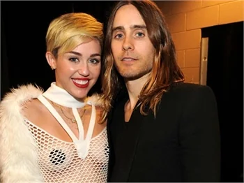 Miley Cyrus 21 yaş büyük sevgisiliyle mutlu!
