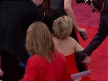 Jennifer Lawrence kırmızı halı kazası 'numara' mıydı?