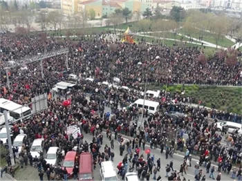 Okmeydanı'nda Berkin Elvan için toplanan kalabalık artıyor!