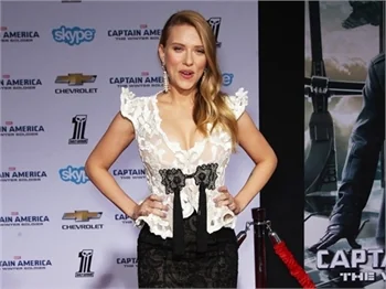 Scarlett Johansson'un bebeği göründü!