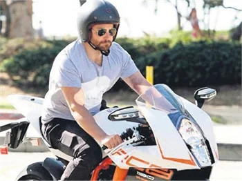 Bradley Cooper'dan motosiklet kazası!