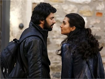 Tuba Büyüküstün'ün dövmesinin sırrı ne?