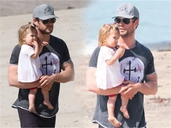 Chris Hemsworth, kızı ile plajda!
