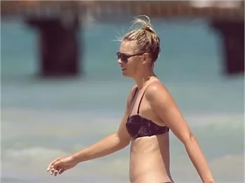 Maria Sharapova'nın bikinisi küçük geldi