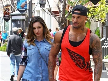 Kelly Brook'un keyfi yerinde!