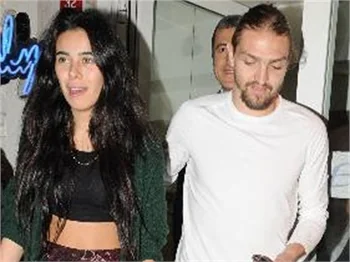 Asena Erkin tek başına eğlencede!
