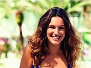 Kelly Brook'dan bikini şov!