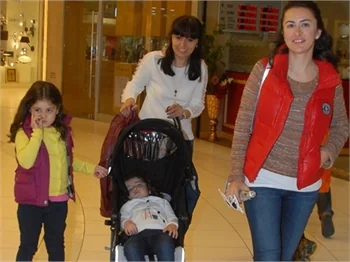 Fatoş Sarıgül kızlarıyla alışverişte!