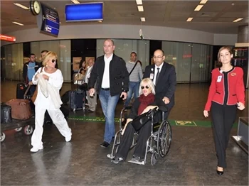 Ajda Pekkan, ABD'den tekerlekli sandalye ile döndü