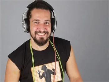 Doğukan Manço'ya dayak!
