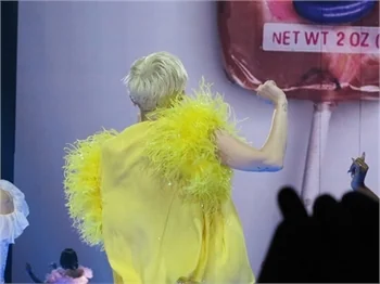 Miley Cyrus, Londra'da rahat durmadı!