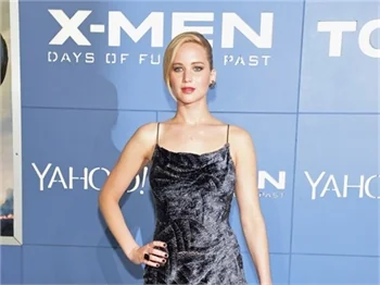 Jennifer Lawrence'dan "yerim sizi" pozu