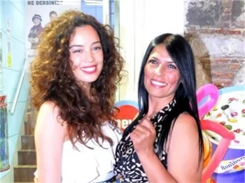 Azra Akın, sevgilisiyle el ele..