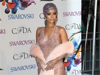 Rihanna'nın damga vuran elbisesi...