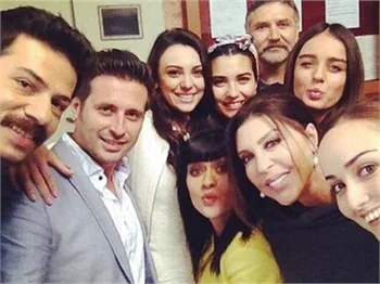 Kara Para Aşk ekibinden selfie