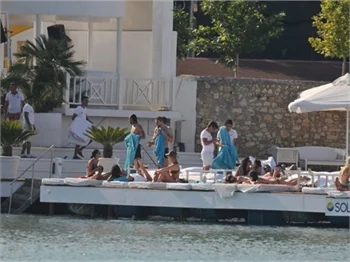 Asena Erkin kabin olmadan soyundu!