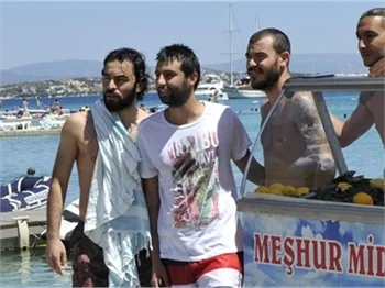 Futbolcuların midye ziyafeti!