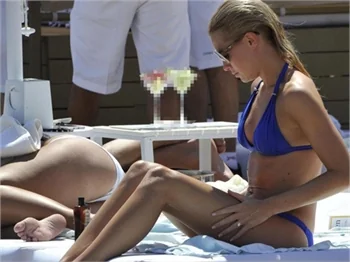Yeni gelin Chloe Loughnan tatilde!