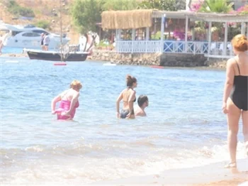 Atiye ilk kez bikinili görüntülü!