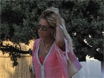 Esra Eron kızıyla tatil yapıyor!