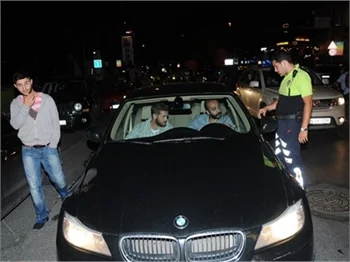 Engin Öztürk ve Sarp Akkaya polis motoruna çarptı!