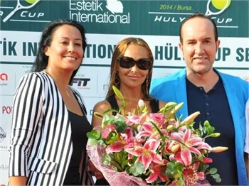 Hülya Avşar'ın tenis kıyafeti