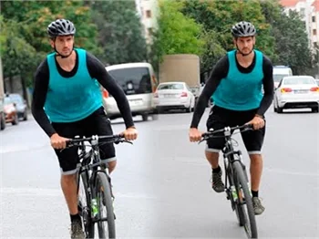 Emre Kızılırmak bisikletle form tutuyor!