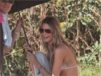Victoria's Secret meleği çekimde!