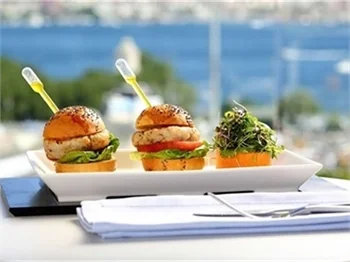 Şehre tepeden bakan bir teras bar; Bleu Lounge Grill