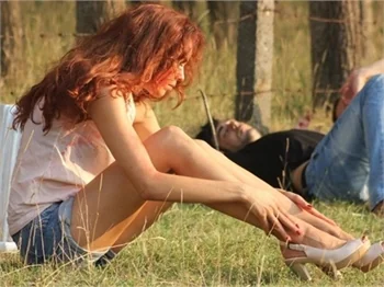 Azra Akın tecavüz sahnesinde…
