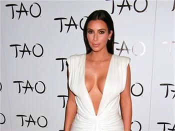 Kim Kardashian'dan doğum günü dekoltesi!