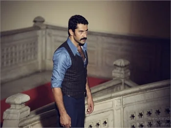 Kenan İmirzalıoğlu'nun kolyesinin sırrı!