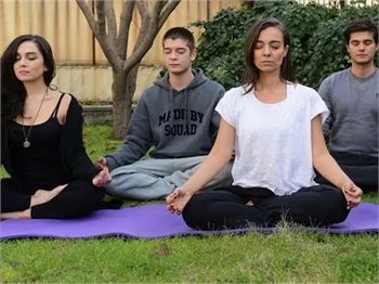 "Yılanların Öcü"nde yoga dersi!